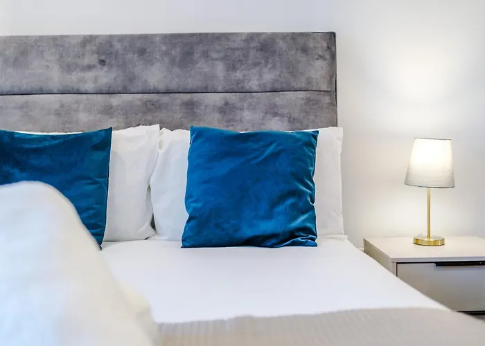 The Axium Suite- Free Parking, Near Station, City Center, Fast Wifi, Up To 6 People!